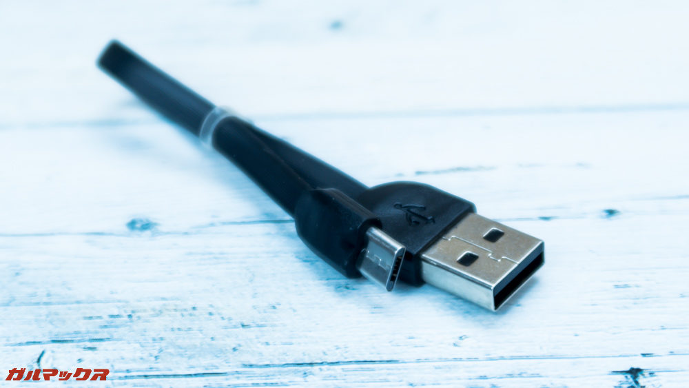 ワイヤレス充電対応モバイルバッテリー［meji］は平型のMicroUSBケーブルが備わっています。
