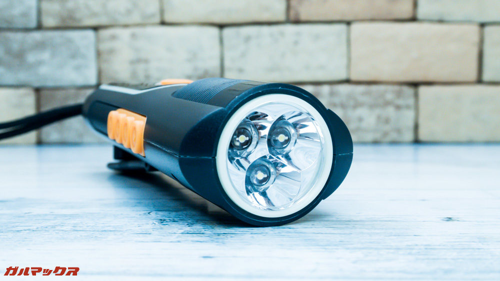 防災ラジオライト進化版は3つのLEDから構成されるライトが備わっています。