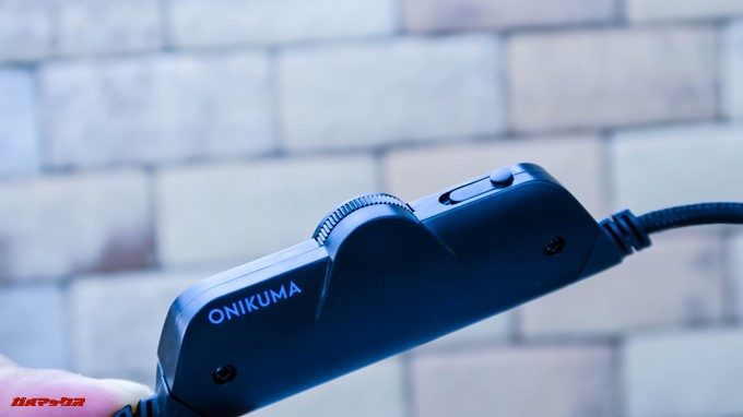 ONIKUMAゲーミングヘッドセットK5のコントローラーはボリューム調整機能とマイクミュートSwitchが付いています。