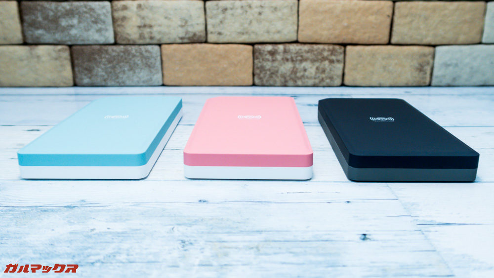ワイヤレス充電対応モバイルバッテリー［meji］はカラーにより背面のカラーが異なります。