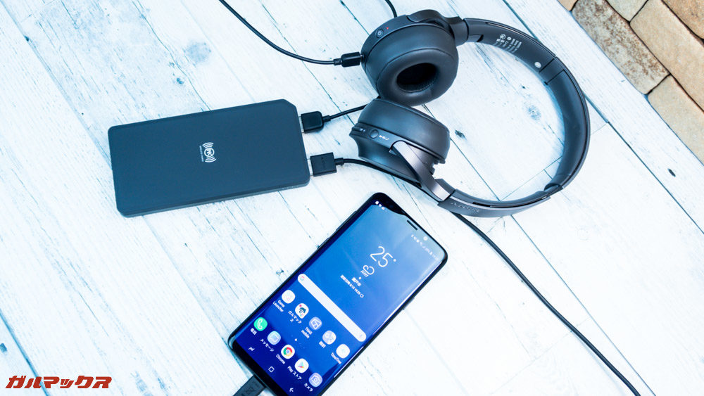 ワイヤレス充電対応モバイルバッテリー［meji］は有線で2つのポートを利用してもワイヤレスで3台目の充電が可能です。