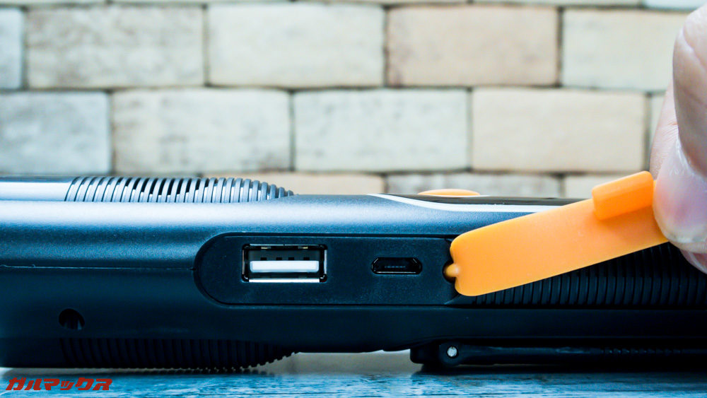 防災ラジオライト進化版はUSBポートと本体充電用のMicroUSB端子が備わっています。