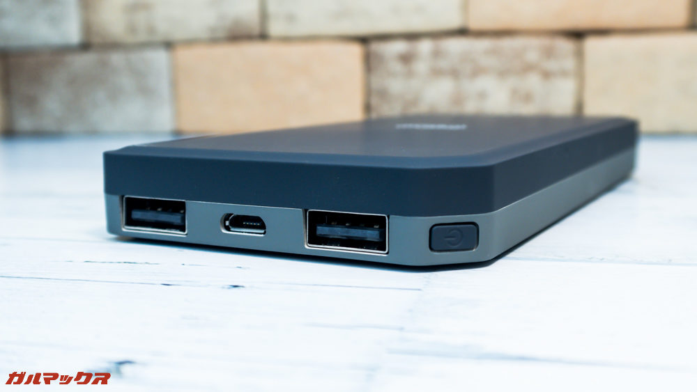 ワイヤレス充電対応モバイルバッテリー［meji］はUSBポートが2つ備わっています。