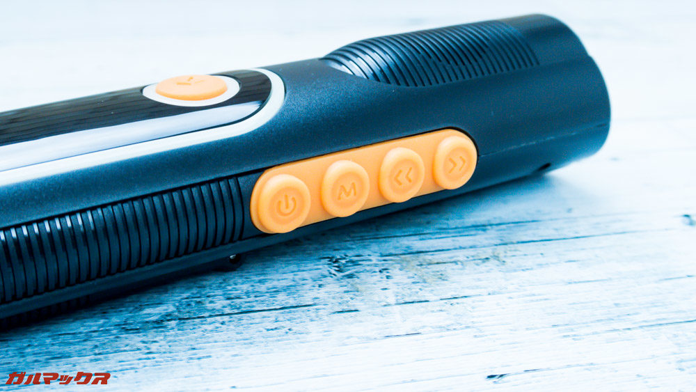 防災ラジオライト進化版のラジオ操作ボタンは本体右側面。ボタンが大きいので操作性は良好です。