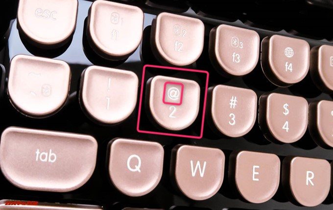 Rymek Bluetoothメカニカルキーボードは2に@マークが印字されています。