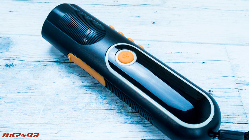 防災ラジオライト進化版は楕円筒形状です。