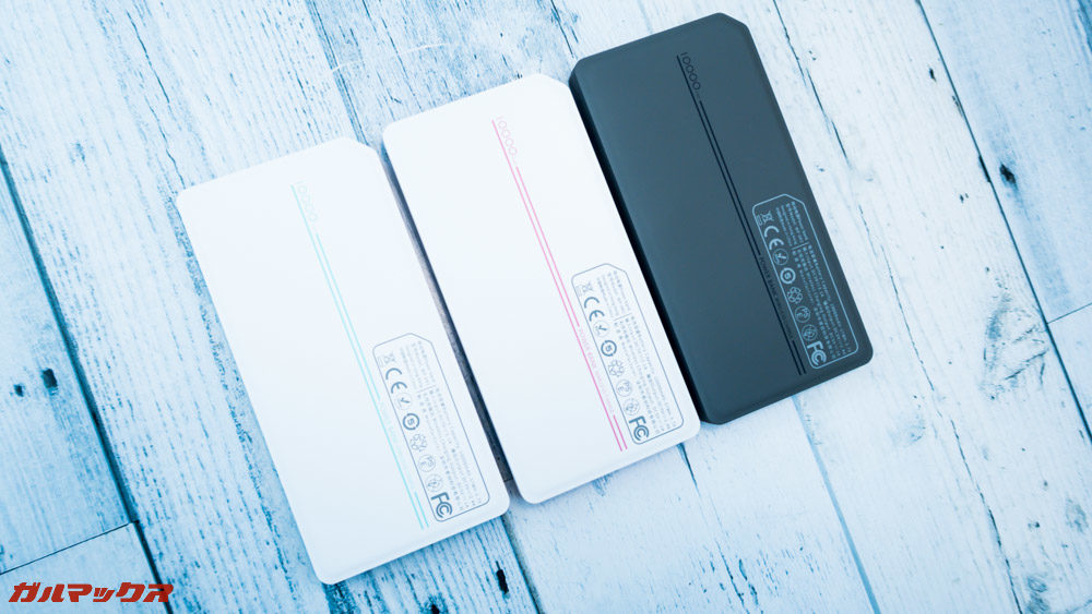 ワイヤレス充電対応モバイルバッテリー［meji］は背面のストライプカラーが端末カラーと同じ。