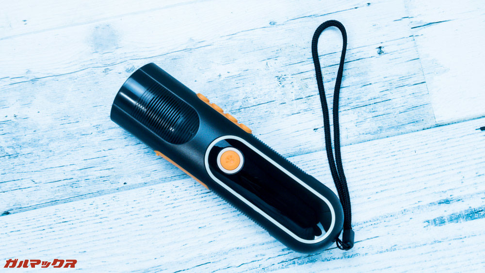 防災ラジオライト進化版はストラップを備えてます