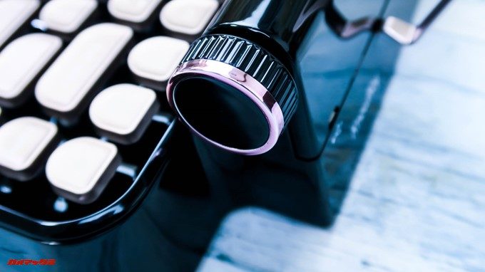 Rymek Bluetoothメカニカルキーボードの本体右側にはボリュームキーが備わっています