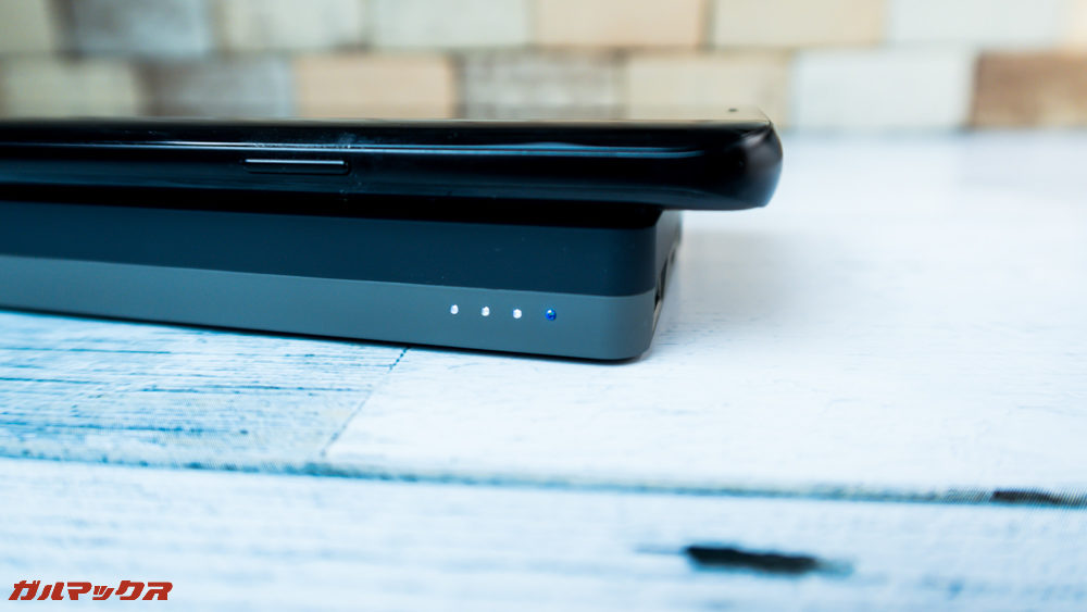 ワイヤレス充電対応モバイルバッテリー［meji］はワイヤレス充電時にLEDがブルーに光ります。