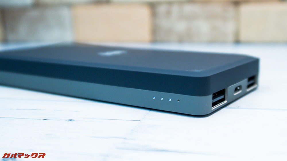 ワイヤレス充電対応モバイルバッテリー［meji］のバッテリー残量は4段階表示