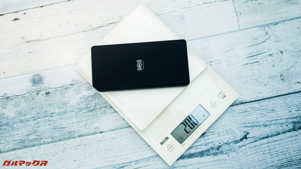 ワイヤレス充電対応モバイルバッテリー［meji］の重量は200gです。