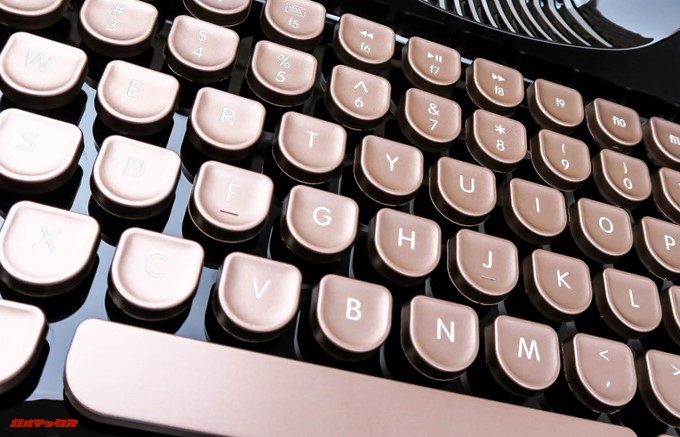 Rymek Bluetoothメカニカルキーボードのキートップは金属のような質感