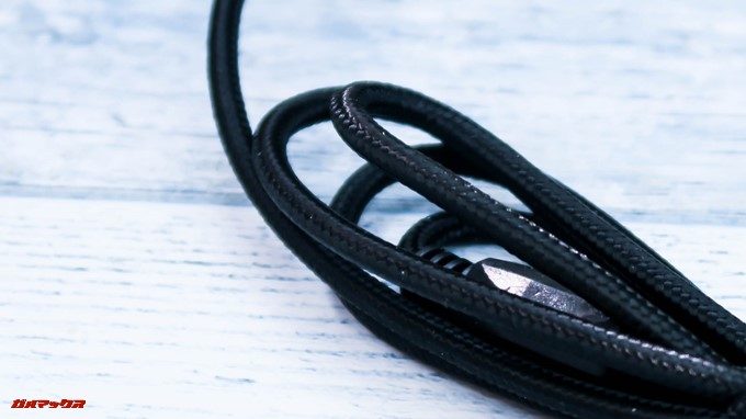 ONIKUMAゲーミングヘッドセットK5のケーブルは布巻きで剛性の高いタイプ