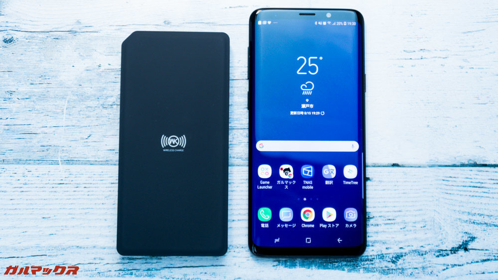 ワイヤレス充電対応モバイルバッテリー［meji］はスマートフォンよりも小型