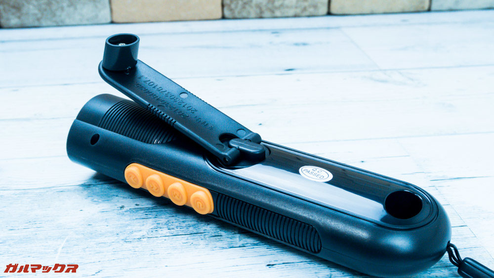 防災ラジオライト進化版の底面の蓋を開けるとクランクが備わっています。