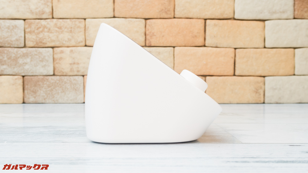 ANFURIG HFD-600は斜めにカットされたようなやや前方上部へスピーカーが向いています