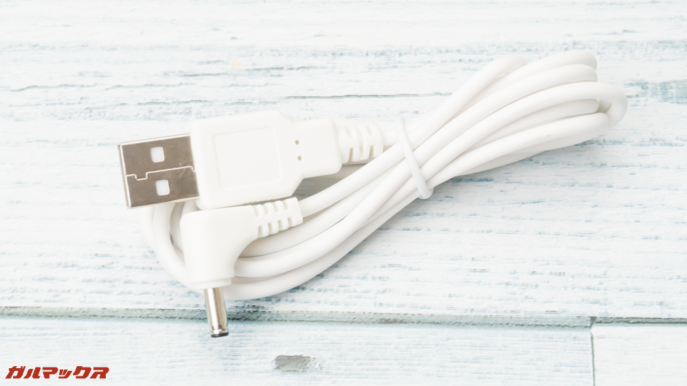 ANFURIG HFD-600は専用の給電ケーブルを利用して給電します。充電器はスマホの充電器を利用可能です。