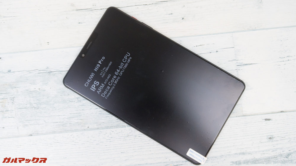 CHUWI Hi9 Proのディスプレイには保護フィルムらしきシールが貼っています。