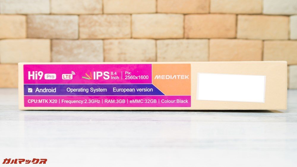 CHUWI Hi9 Proの箱の側面には端末の仕様が記載されています。