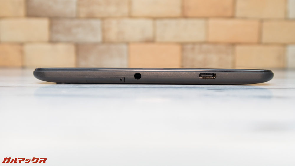 CHUWI Hi9 Proの本体上部にはイヤホンジャックとUSB Type-C、そしてSIMスロットが備わっています。