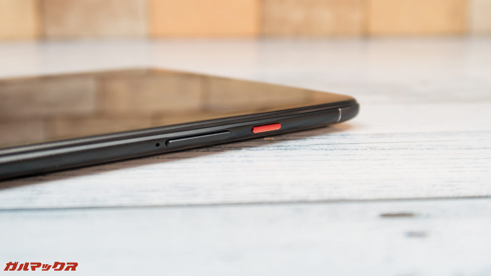 CHUWI Hi9 Proの電源ボタンはレッドカラーとなっています。