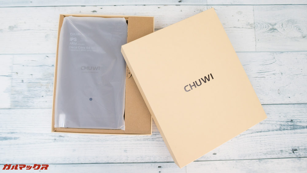 CHUWI Hi9 Proは本体、アクセサリー、書類関係が別々に綺麗に梱包されていました。