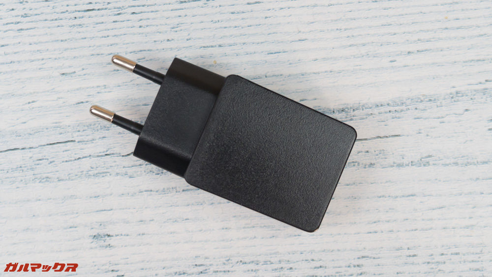 CHUWI Hi9 Proの充電器は日本のコンセントに挿せないタイプです。