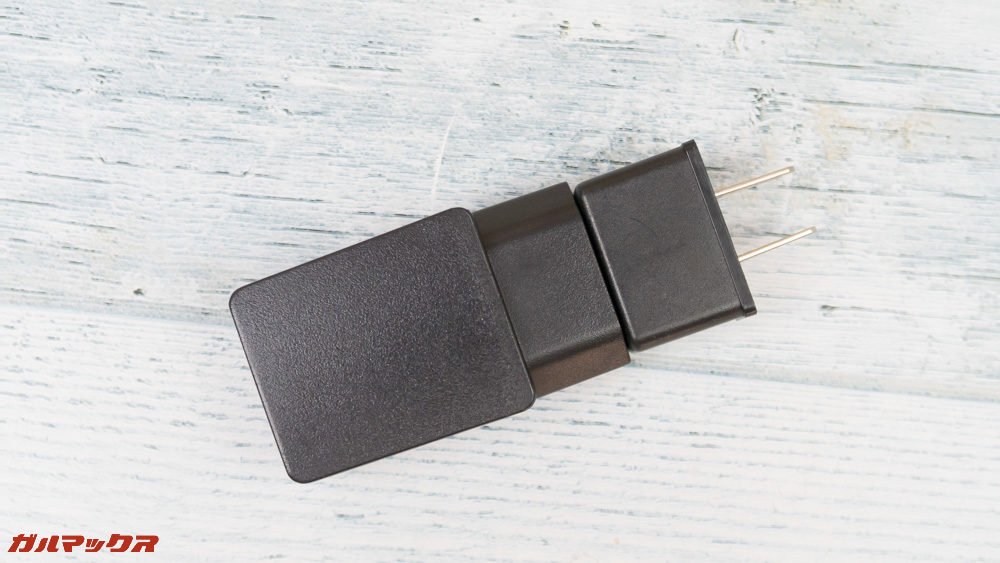 CHUWI Hi9 Proの付属充電器にプラグ変換アタッチメントを差し込むと長くて大きくなります。