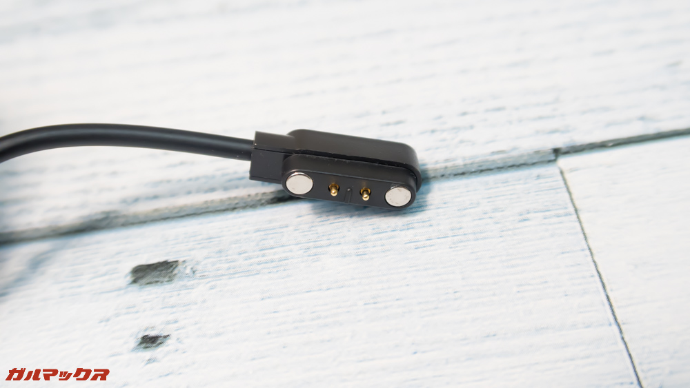 GLIGOの受電ケーブルは先端がマグネットとなっており、ペタッと貼り付けることが可能です。