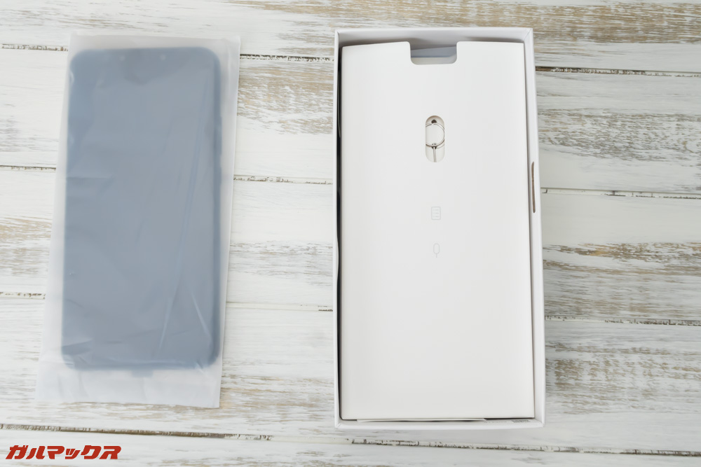 Huawei nova 3i本体を外箱から取り出すとアクセサリーボックス