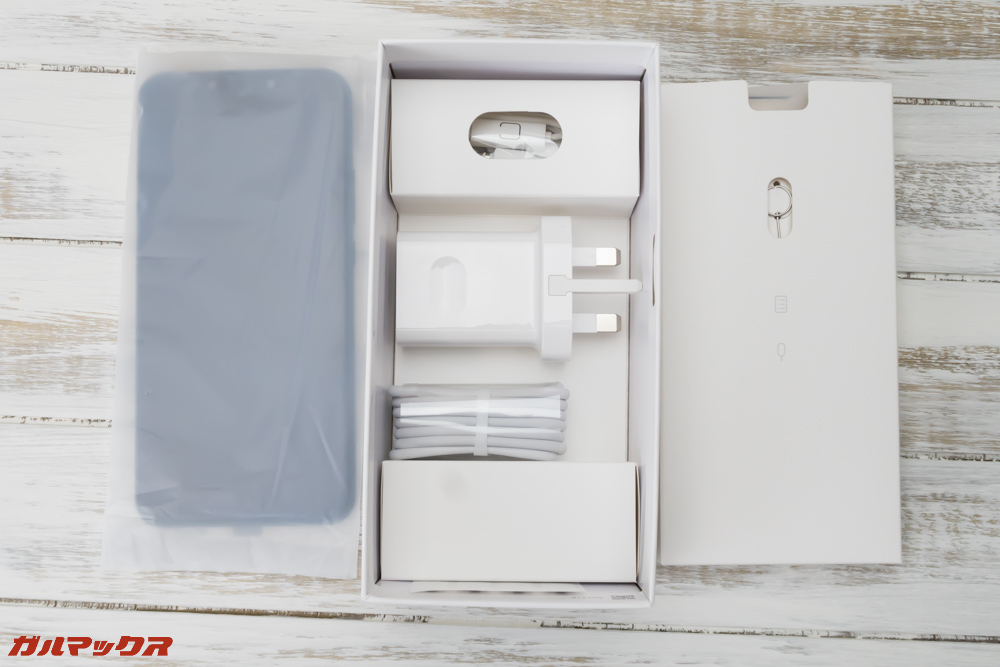 アクセサリーボックスの下には充電器などが入っています。