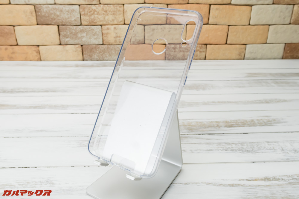 Huawei nova 3iは保護ケースが付属していました。