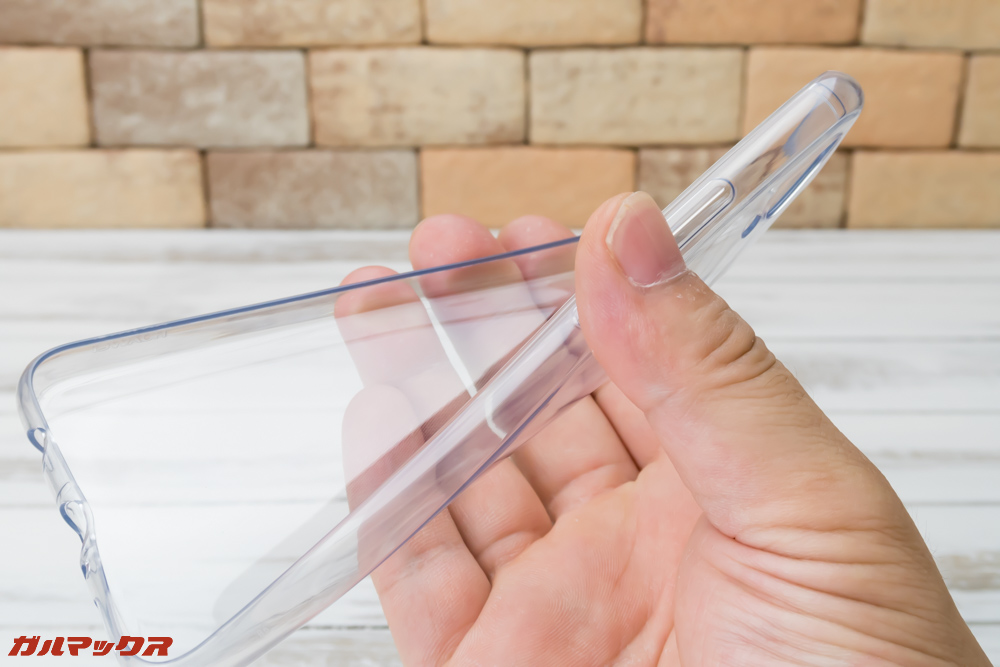 Huawei nova 3iの付属ケースは柔らかいタイプです。