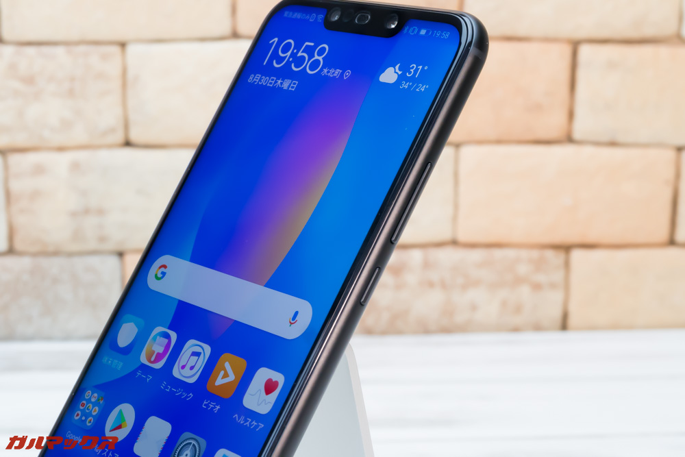 Huawei nova 3iのボタンはディスプレイ右側に備わってます。