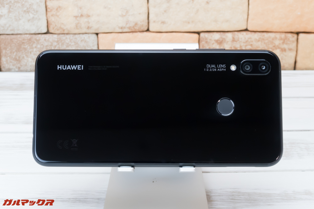 Huawei nova 3iの背面は鏡面仕上げで指紋がかなり目立ちます。