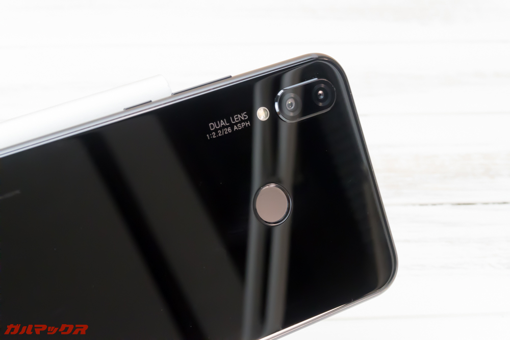 Huawei nova 3iの指紋認証ユニットは背面に備わっています。