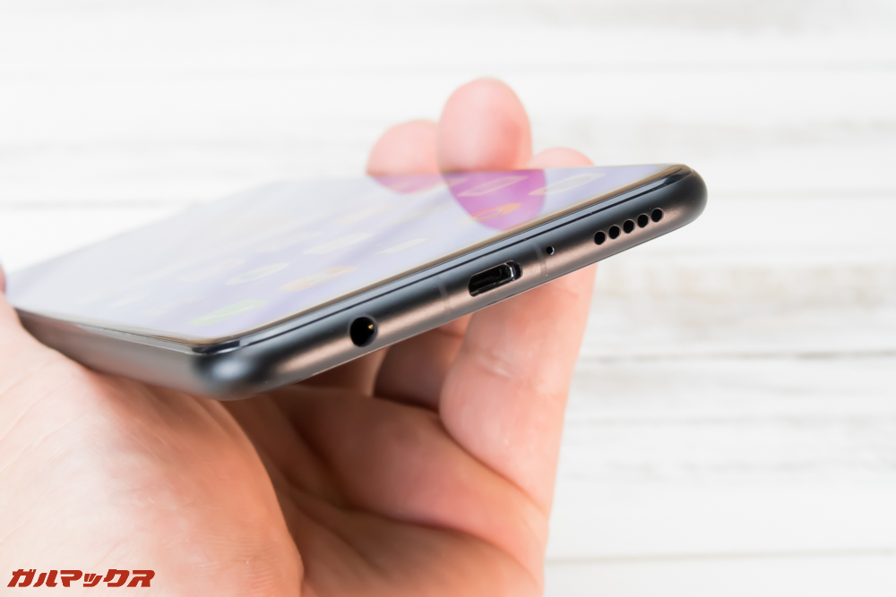 Huawei nova 3iの各種端子は本体下部に集約されています。