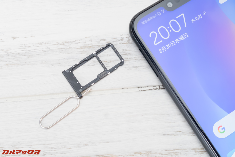 Huawei nova 3iのSIMトレイはピンで開くタイプ