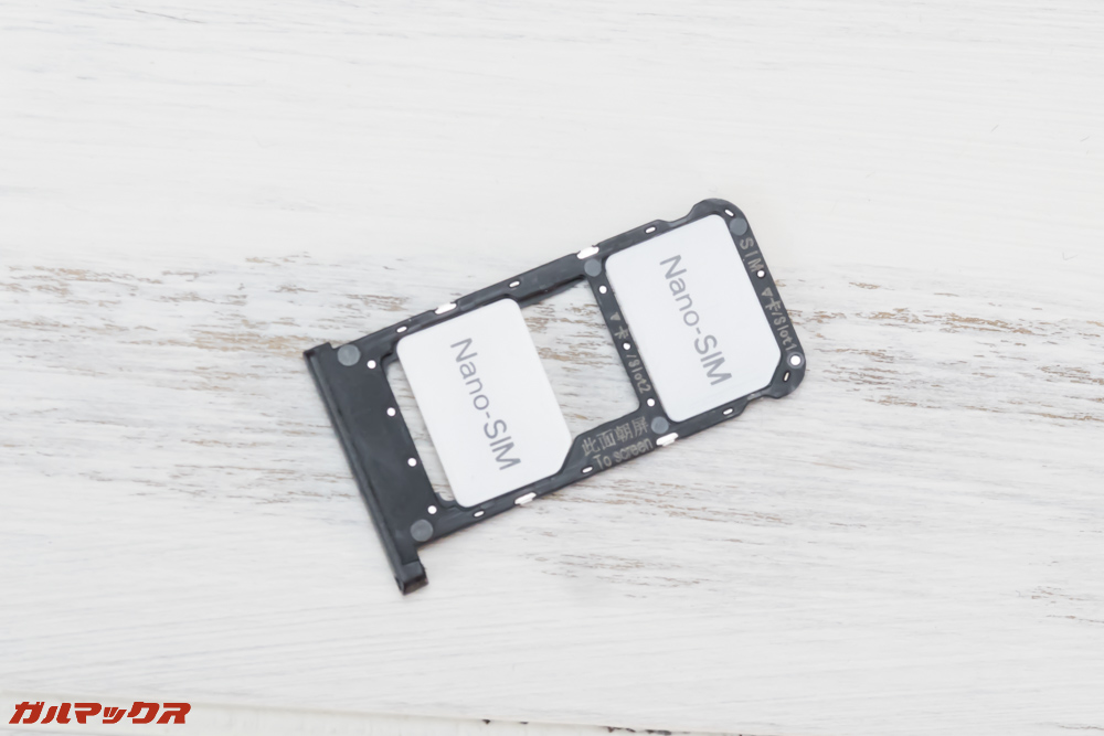 NanoSIMが二枚挿入できます
