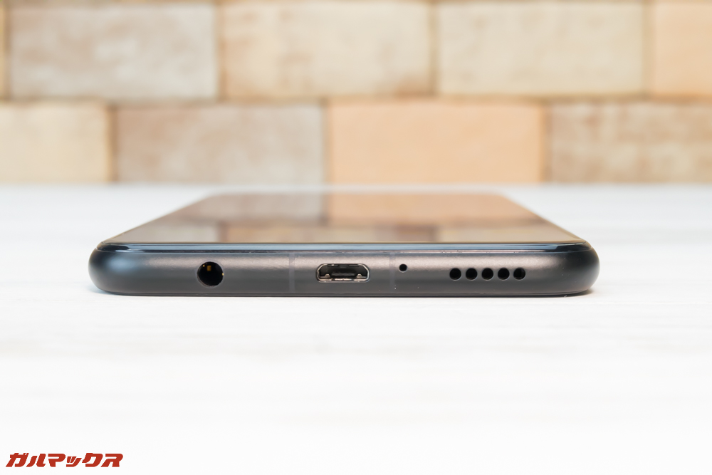 Huawei nova 3iのスピーカーは下部にモノラルが備わっています。