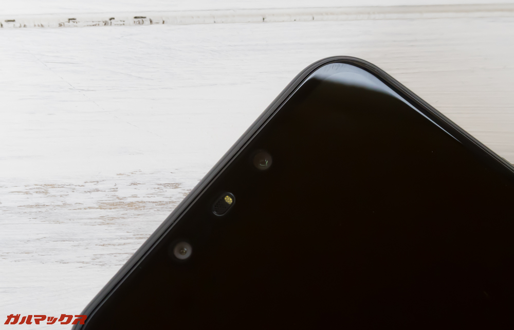 Huawei nova 3iのイルミネーションランプは受話口に埋め込まれています。