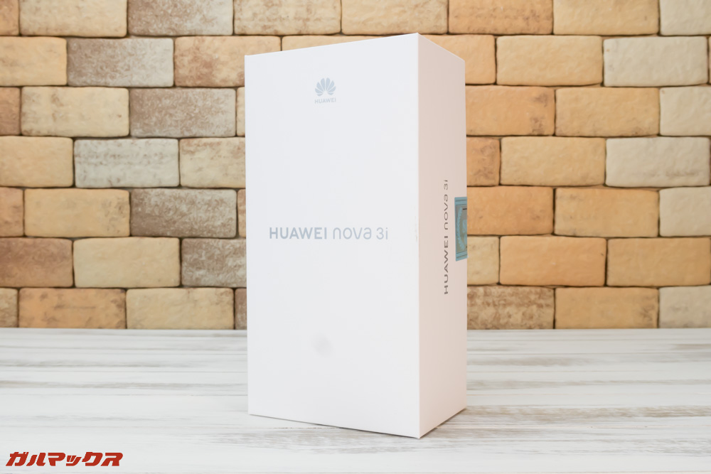 Huawei nova 3iは真っ白な箱に入って届きました。