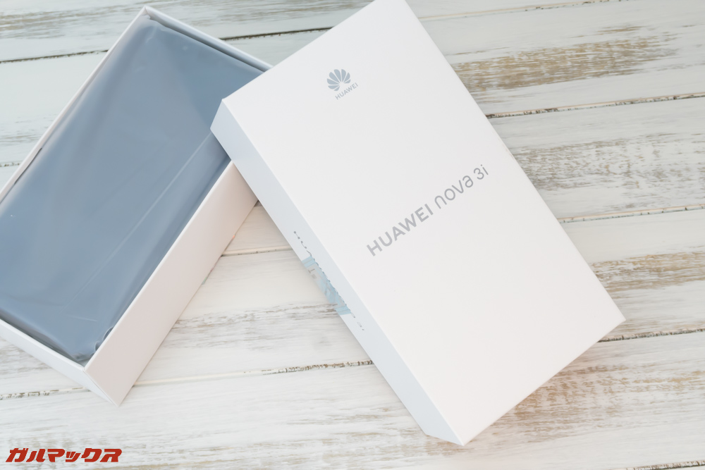 Huawei nova 3iは外箱の蓋をあけるといきなり本体が入っているタイプ