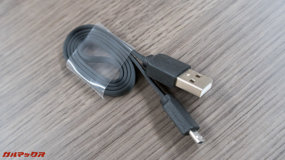 Humixx S2は平型のMicroUSBケーブルが付属しています。