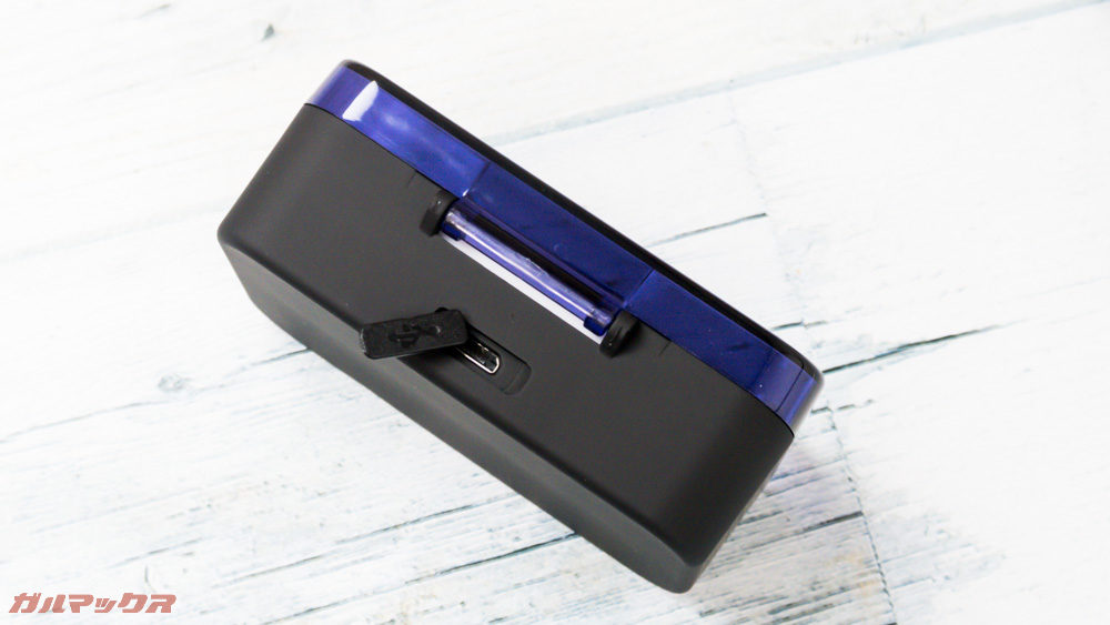 Lesoom T1のケースは背面に充電端子が備わっています。