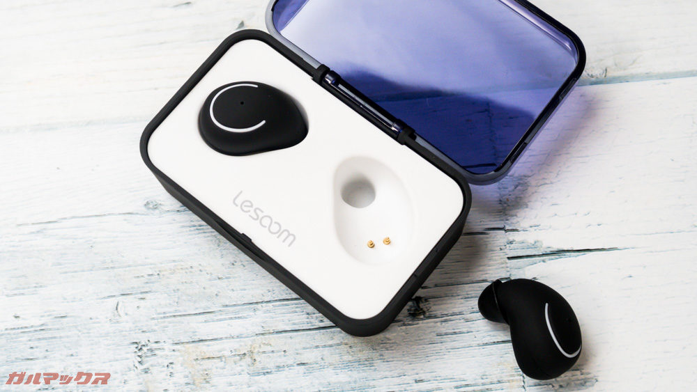 Lesoom T1はケースから本体を取り出しにくいので下から上に転がすように取り外すと取り出しやすいです