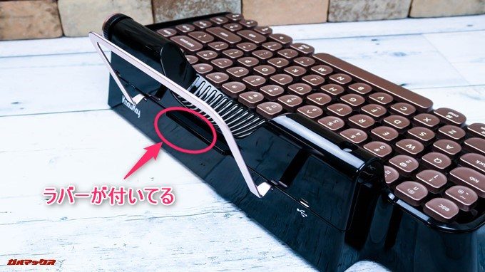 Rymek Bluetoothメカニカルキーボードのスタンドはグッと差し込まないと固定されないので注意