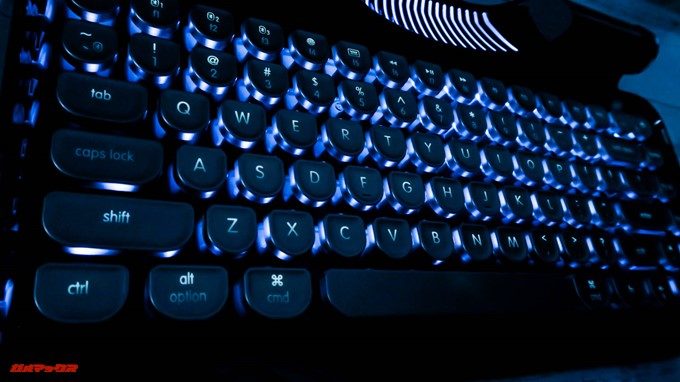 Rymek Bluetoothメカニカルキーボードはバックライト付きで暗所でも視野性が良いです。