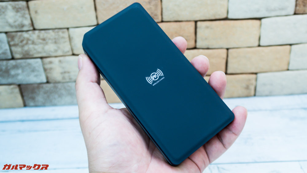 ワイヤレス充電対応モバイルバッテリー［meji］のサイズはコンパクト